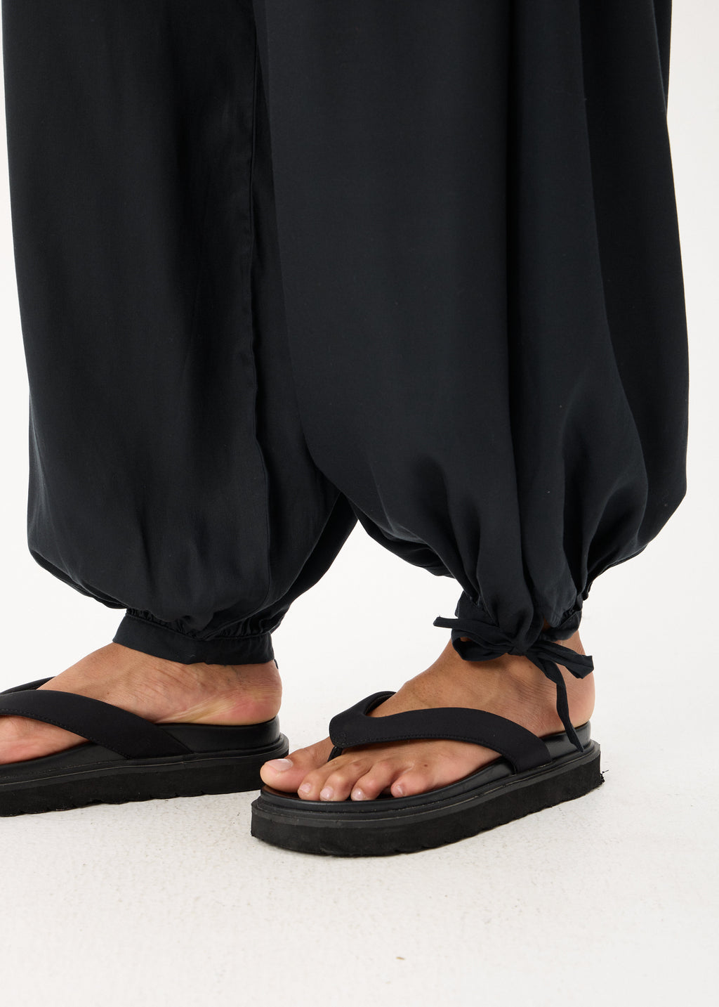 AFENDS Lyana - Balloon Pant - Black