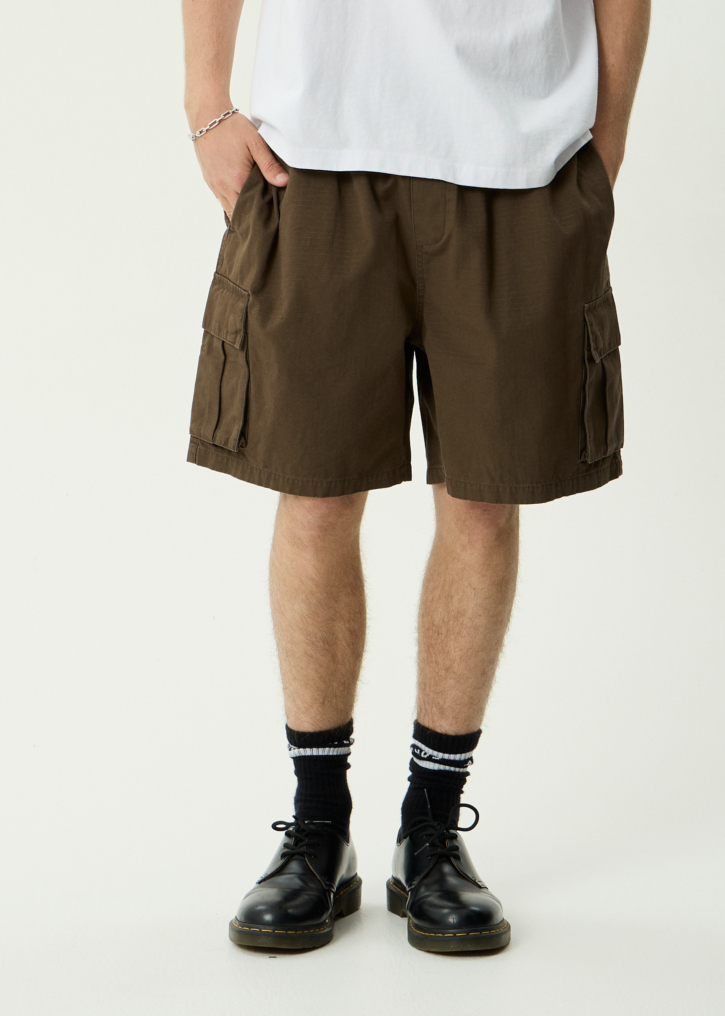 AFENDS Mens Ripped Out 98 - Organic Oversized Cargo Short 20 Inch - Coffee