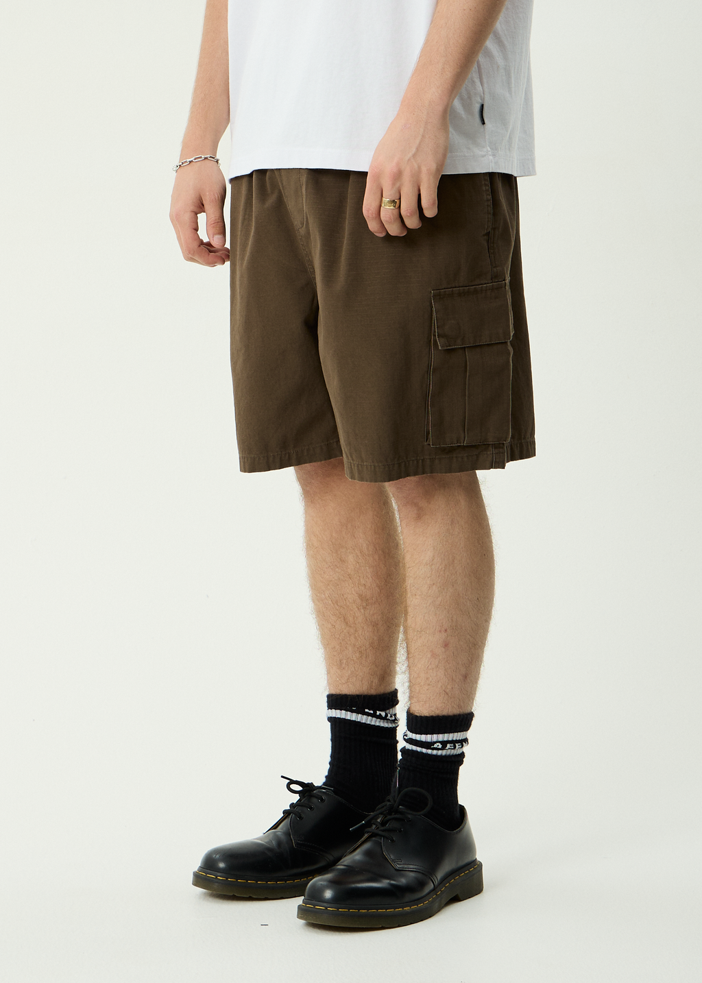 AFENDS Mens Ripped Out 98 - Organic Oversized Cargo Short 20 Inch - Coffee