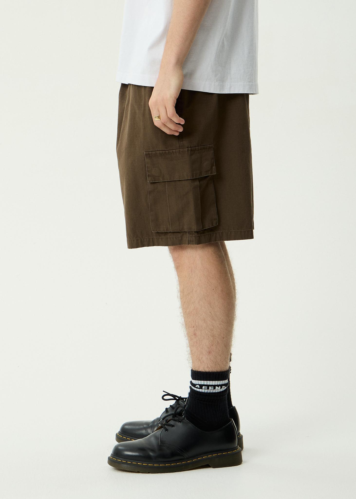 AFENDS Mens Ripped Out 98 - Organic Oversized Cargo Short 20 Inch - Coffee