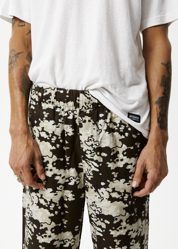 Elastic hot sale camo pants